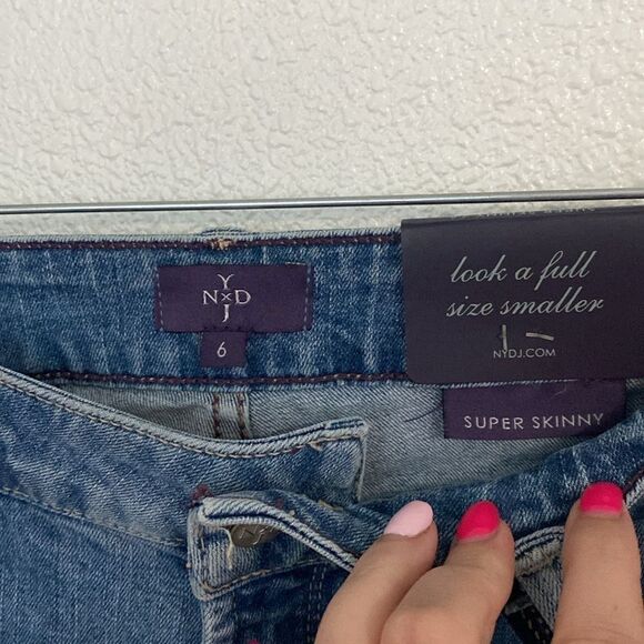 NWT- NYDJ- skinny slimming jeans with Ombre hem- Size 6 - Picture 5 of 11